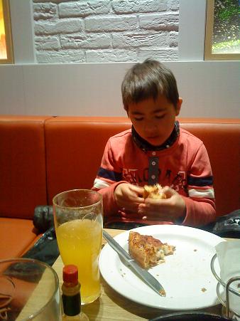 ピザレストランなどはファミリーにも人気があります