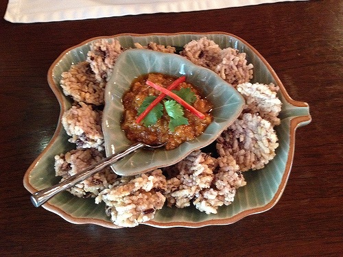 「カオタンナータン」はサックサクに揚げたタイ米にディップをつけて頂きます