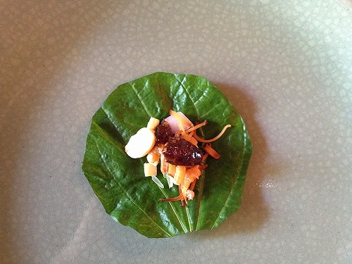 こんな風にのせて巻いて食べます　フレッシュな味がグッド