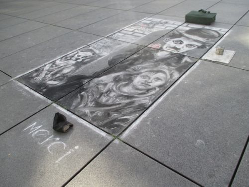 広場に描き、寄付を求めているだけあって、とても上手！