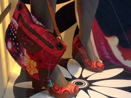 色合いや柄が個性的で、絶大な人気を誇るDesigualのウインドー