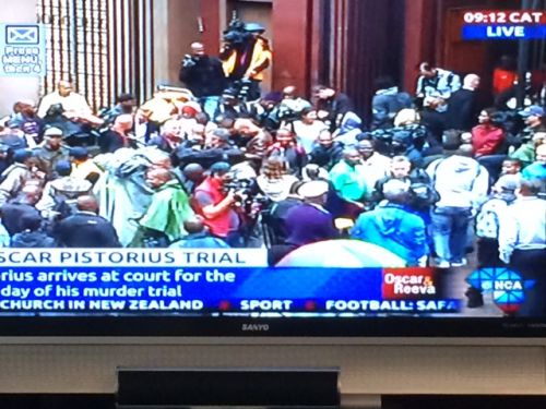 裁判所前でごった返すメディアの人々の様子