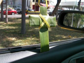 街路樹の葉っぱで作った十字架を３ペソ（２５円）の代わりにくれました