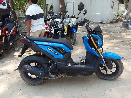 タイでは自転車感覚のバイク