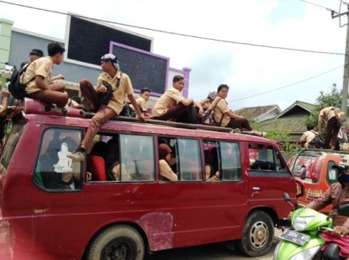 郊外の中学生の通学風景