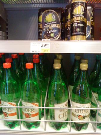 上の缶入りのシーデルはアルコール入り