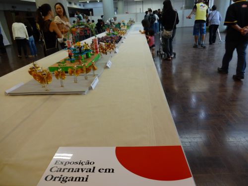 「折り紙のカーニヴァル」とポルトガル語で作品を紹介するプレート