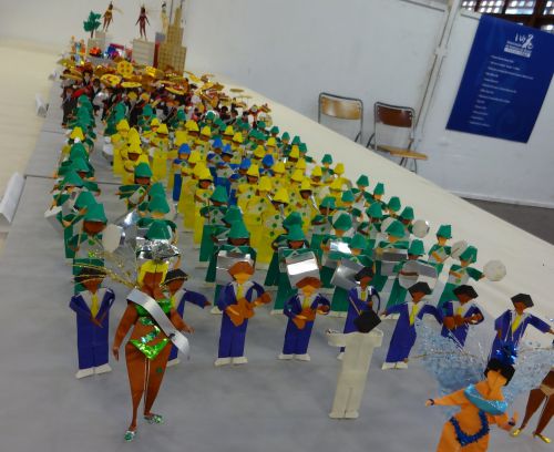 折り紙のカーニヴァルで、カテゴリーがサンパウロの部分。ダンサーやバテリア（音楽隊）が見られる