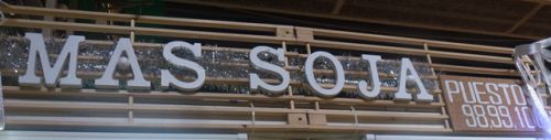 2013年11月、スペイン・バレンシアにオープンした『Más Soja』（マス・ソハ）。バリエーション豊富なオーガニック豆腐製品、マクロビオティック食品、日本の家庭料理に欠かせない醤油、味噌、調味料類、麺類などの日本食材を扱う