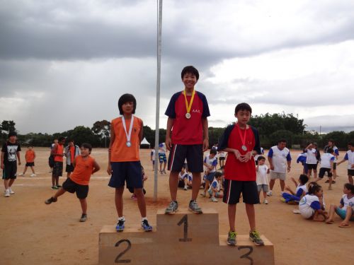 モジダスクルーゼス市内で近郊の日系コミュニティーの青少年が参加した陸上競技会で表彰台に立つ少年たち