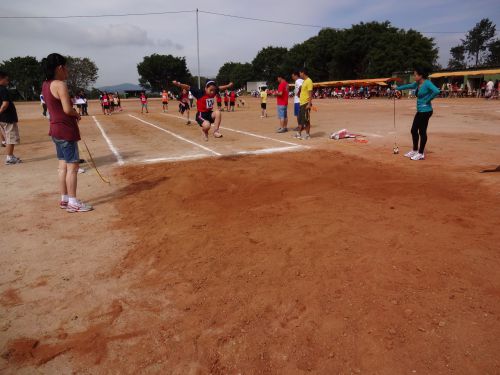 モジダスクルーゼス市内で近郊の日系コミュニティーの青少年が参加した陸上競技会。走り幅跳びをする少女