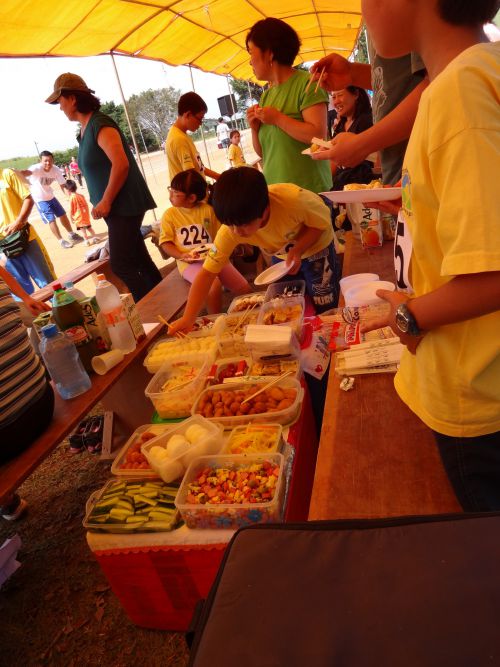 モジダスクルーゼス市内で近郊の日系コミュニティーの青少年が参加した陸上競技会でお弁当を持ち寄って食べる昼食時間