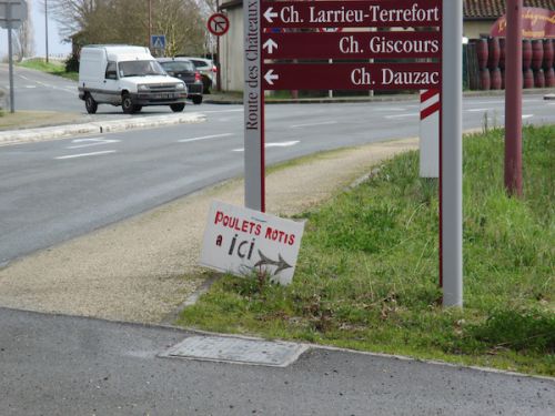 ちょこっとたたずむ店の看板、でも知る人ぞ知るなのです