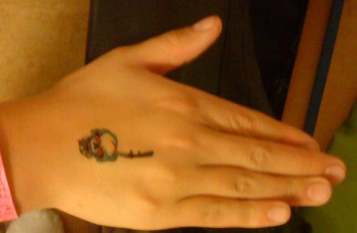 このように手につけたりして遊びます