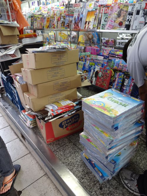 雑誌販売所で山積みにされた各国代表選手アルバム