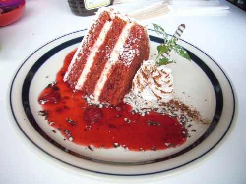 レッドベルベットケーキ。とにかく赤いです