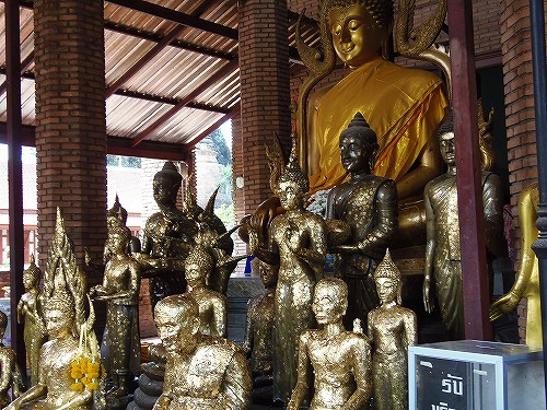金箔で飾られた仏様たち