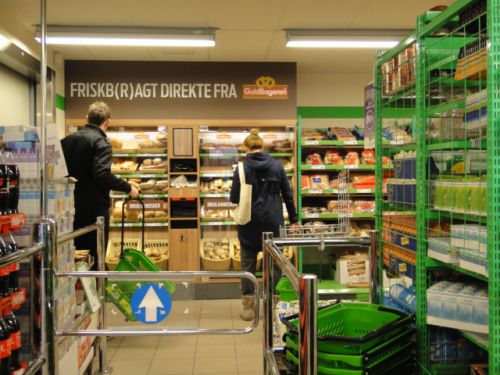 kiwiスーパーにも入って正面の目立つ場所にパンコーナー設置