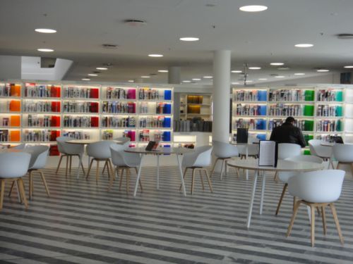 カラフルに色分けされたカフェコーナーの本棚