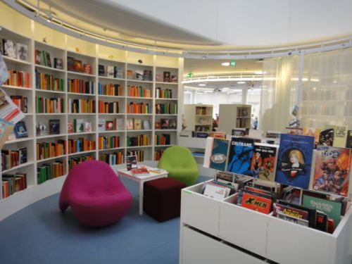 思わず座ってみたくなるソファーもあちこちに