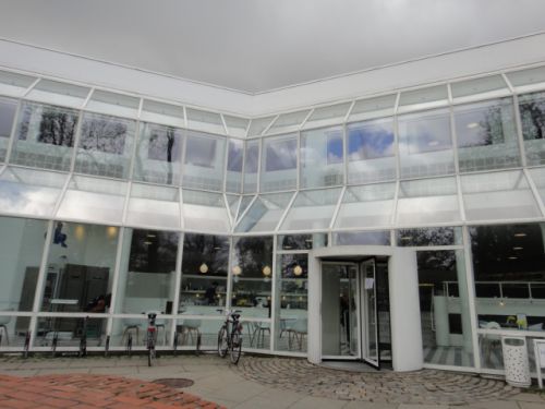 外観はガラス張りで日光もたっぷり、庭側の入口入ってすぐカフェのカウンターが