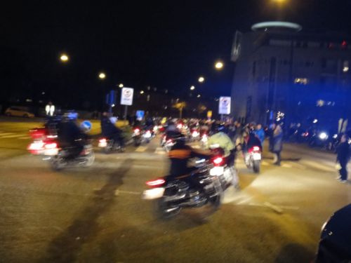 たくさんのバイクが曲がってくる所