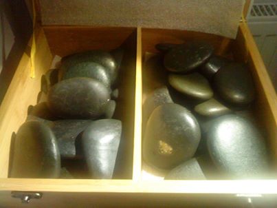 ホットストーンにも、冷えを緩和する効果がありますので、冷え性の方はホットストーンセラピーなどを受けてみるのも良いかもしれません