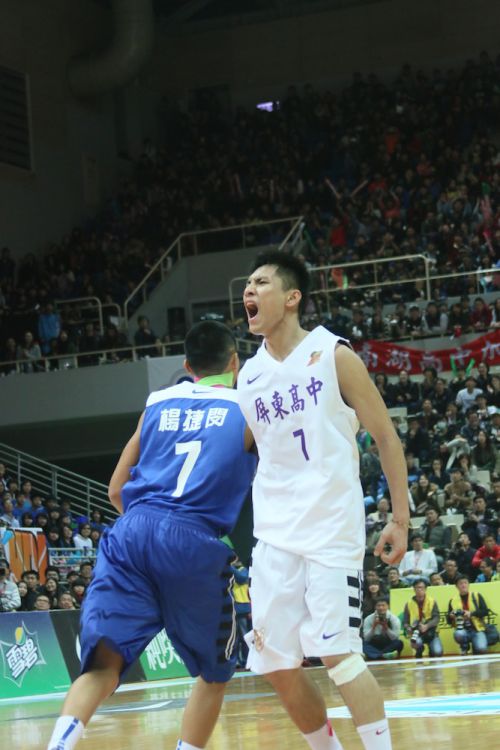 10点差に詰めるシュートを決め、雄叫びをあげる張瑋帆（ジャン・ウェイファン）