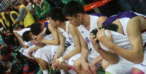 試合終了後、ベンチに座り込み、涙を流す屏東高中の先発メンバーたち