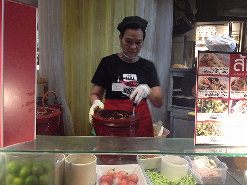 注文されたソムタムを作製中