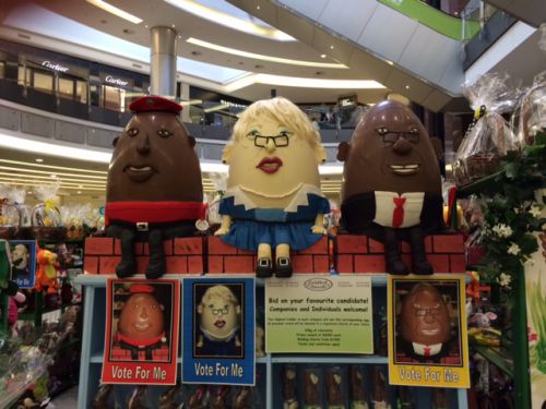 先週のイースター時には、チョコレート売り場で主要党首たちがイースターエッグになって登場していました。右端が、ズマ大統領です