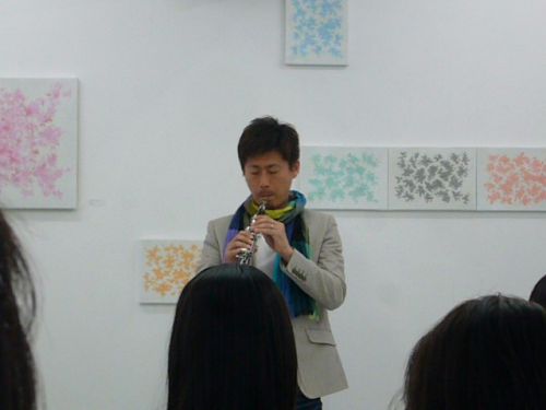 演奏する崔さん