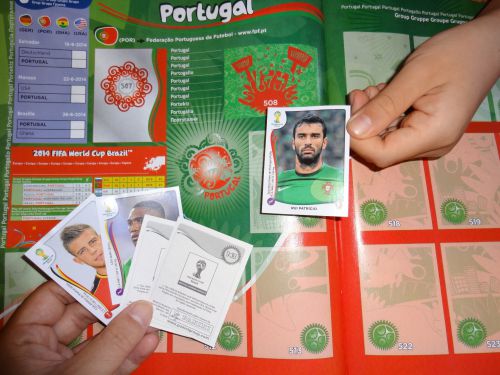 自分で顔写真シールを貼って完成させるＷ杯出場各国代表選手アルバム