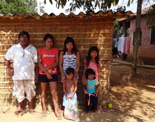 テノンデポランの族長ヴェラニリさんとその家族