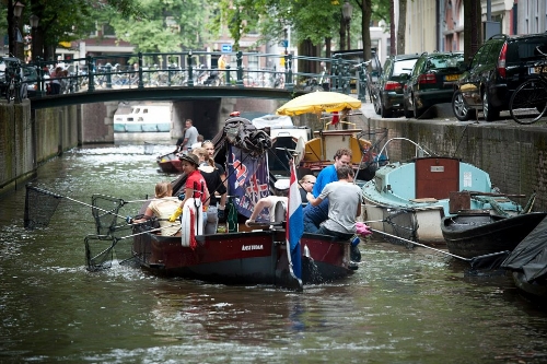 ごみを集める市民たち