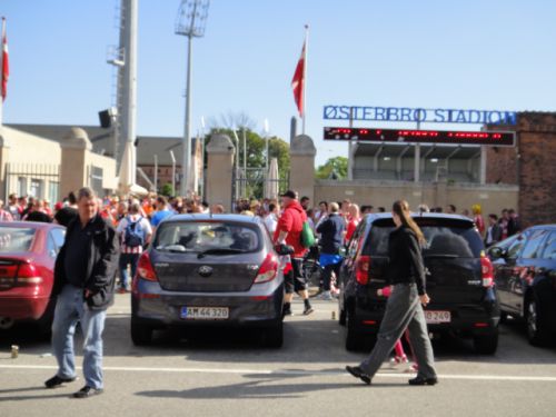 スタジアム入口でたむろするサポーター達