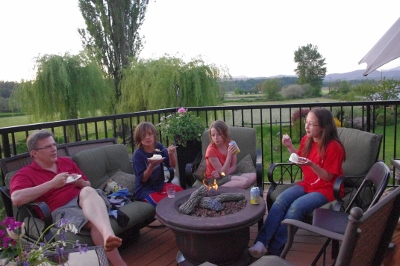 バーベキューパーティを開く家庭も多い