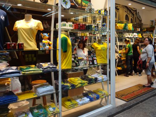 通常よりW杯関連の商品が多く並ぶサンパウロ市立市場のお土産店