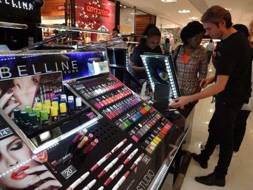 マネキュア売り場でさりげなく目玉商品として並ぶブラジルカラーのマニキュア