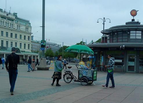 街頭で政党のビラを配ったり、小菓子やコーヒーをサービスしたりするのが、スウェーデンでよく見る選挙活動