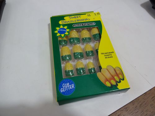 ブラジルカラーの使い捨てネイル