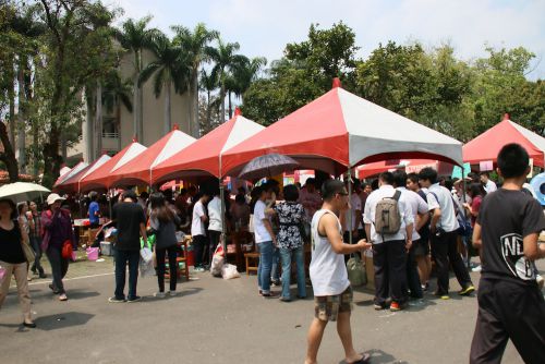 生徒たちが自分で調理する屋台