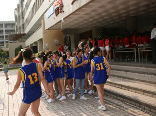 優勝チームの記念撮影の後ろでは……