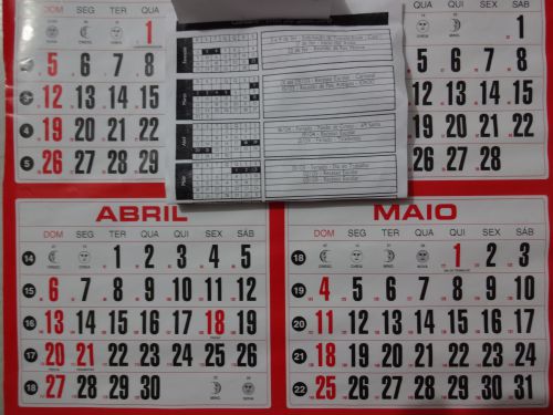 MAIOが5月のカレンダー。紙切れは学校のスケジュール表。上から4番目のカレンダーが5月で、休日は黒塗りになっている