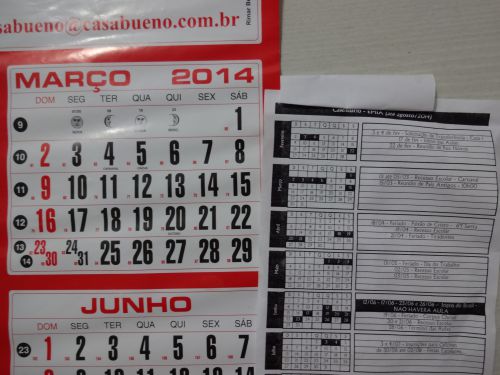 Marcoが3月のカレンダー。カーニバルは4日の火曜日だけでも、紙切れの上から二番目の3月の学校のスケジュール表では、前後は休日になるのが慣習
