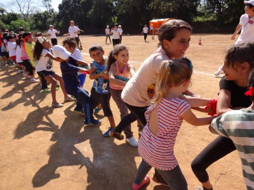 5月の連休中に開催された、スザノ市の日本人会が主催する運動会で綱引きをするブラジルの子どもたち