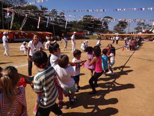 5月の連休中に開催された、スザノ市の日本人会が主催する運動会で綱引きをするブラジルの子どもたち