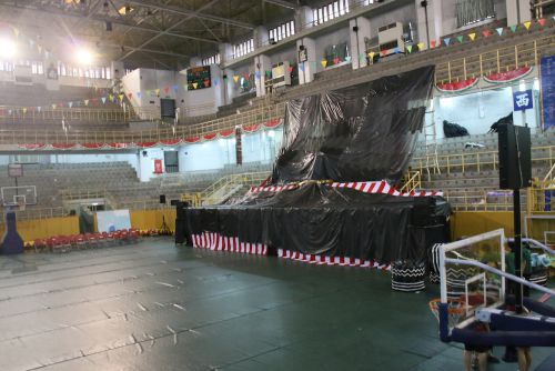 背景のセットには黒いシートがかけられました