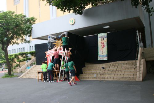 入り口もみんなで準備します