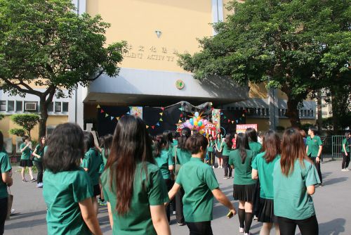 卒業生が入場します